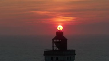 Tepenin tepesinde ünlü deniz feneri olan dev kum tepelerinin hava manzarası. Rubjerg Knude Deniz Feneri, Kuzey Deniz Rubjerg, Danimarka Lokken yakınlarındaki Rubjerg Knude Fyr deniz fenerinde gün batımı. 