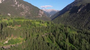 İsviçre Alpleri 'nin sinematik hava aracı görüntüleri. Karla kaplı tepeler, yeşil vadiler ve çarpıcı 4K 'da yakalanmış dramatik dağ manzaraları. Seyahat, doğa ve manzara projeleri için ideal