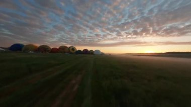 Kyiv, Ukrayna - 05.23.2021: İnsanlarla açık havada sıcak hava balonları. Hava manzaralı arka planda renkli balonlar. Yaz tatili. Sıcak hava balonu sabah uçuyor..