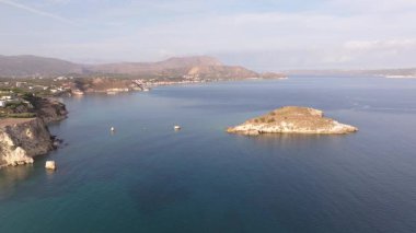 Girit adasındaki gökyüzü manzarası masmavi suyla, Yunanistan, Avrupa, Girit 'in güneyinde güzel, egzotik bir ada, inanılmaz Altın Sahili, adanın en güzel ve en iyi plajları