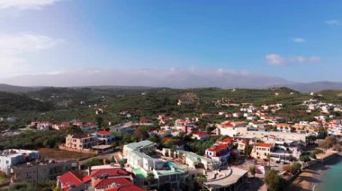 Girit adasındaki gökyüzü manzarası masmavi suyla, Yunanistan, Avrupa, Girit 'in güneyinde güzel, egzotik bir ada, inanılmaz Altın Sahili, adanın en güzel ve en iyi plajları