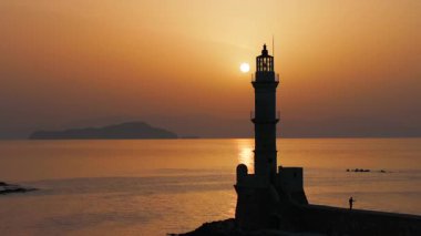 Geceleri Chania kasabası, Deniz feneri, İHA çekimi, Girit, Yunanistan, Chania 'nın muhteşem deniz feneri, Güzel Eski Şehir, Yunanistan ve en güzel manzaralı yerleri ile havadan görünüşü - eski güzel kasaba manzarası 