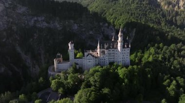 Bavyera Alpleri, Almanya 'daki Neuschwanstein Şatosu, Yaz manzarası - Bavyera Alpleri' ndeki ünlü turistik cazibe manzarası - 19. yüzyıl Neuschwanstein şatosu yeşil dağlar arasında. 