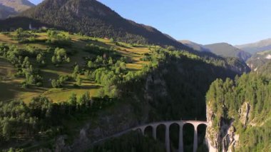 UNESCO tarafından korunan hava manzaralı Landwasser Viaduct gezegeni. İsviçre 'nin İsviçre Alplerindeki Viyadük demiryolu manzaralı rotası, ünlü köprü. Bernina bölgesinden Rhaetian Demiryolu bölümü.