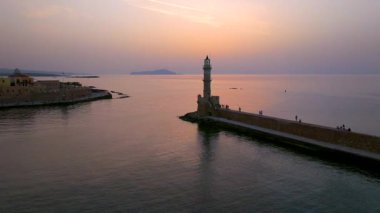Geceleri Chania kasabası, Deniz feneri, İHA çekimi, Girit, Yunanistan, Chania 'nın muhteşem deniz feneri, Güzel Eski Şehir, Yunanistan ve en güzel manzaralı yerleri ile havadan görünüşü - eski güzel kasaba manzarası 