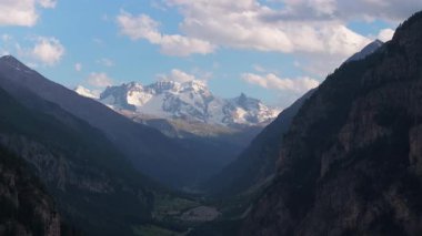 İsviçre Alpleri 'nin sinematik hava aracı görüntüleri. Karla kaplı tepeler, yeşil vadiler ve çarpıcı 4K 'da yakalanmış dramatik dağ manzaraları. Seyahat, doğa ve manzara projeleri için ideal
