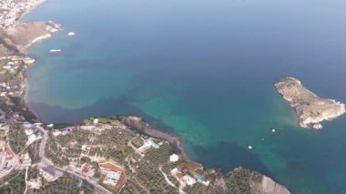 Girit adasındaki gökyüzü manzarası masmavi suyla, Yunanistan, Avrupa, Girit 'in güneyinde güzel, egzotik bir ada, inanılmaz Altın Sahili, adanın en güzel ve en iyi plajları