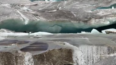 İsviçre Rhone Buzulu ve İsviçre Rhone buzulu, buzulların erimesini önler. Alp Vadisi 'nde güneşli bir gün. Bernese Alplerinin yeri, İsviçre Alpleri 