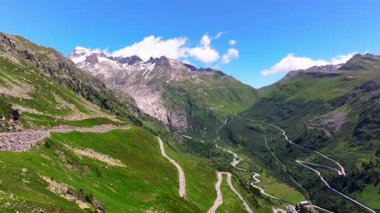 Güzel dolambaçlı yol, İsviçre Alplerindeki Furkapass 'a giden yolun havadan görünüşü, Kanton Wallis, dağ yolu. Rhone Buzulu 'nun buzsuz yatağı, Alp Panoraması, İsviçre manzarası.