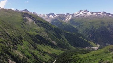 İsviçre Alpleri 'nin sinematik hava aracı görüntüleri. Karla kaplı tepeler, yeşil vadiler ve çarpıcı 4K 'da yakalanmış dramatik dağ manzaraları. Seyahat, doğa ve manzara projeleri için ideal