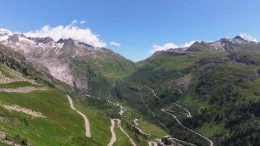 Güzel dolambaçlı yol, İsviçre Alplerindeki Furkapass 'a giden yolun havadan görünüşü, Kanton Wallis, dağ yolu. Rhone Buzulu 'nun buzsuz yatağı, Alp Panoraması, İsviçre manzarası.