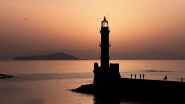 Geceleri Chania kasabası, Deniz feneri, İHA çekimi, Girit, Yunanistan, Chania 'nın muhteşem deniz feneri, Güzel Eski Şehir, Yunanistan ve en güzel manzaralı yerleri ile havadan görünüşü - eski güzel kasaba manzarası 