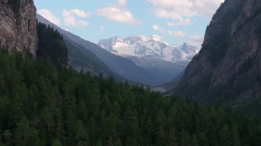 İsviçre Alpleri 'nin sinematik hava aracı görüntüleri. Karla kaplı tepeler, yeşil vadiler ve çarpıcı 4K 'da yakalanmış dramatik dağ manzaraları. Seyahat, doğa ve manzara projeleri için ideal