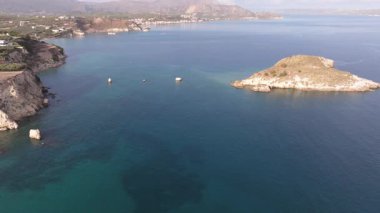 Girit adasındaki gökyüzü manzarası masmavi suyla, Yunanistan, Avrupa, Girit 'in güneyinde güzel, egzotik bir ada, inanılmaz Altın Sahili, adanın en güzel ve en iyi plajları