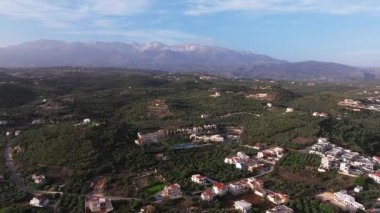 Girit adasındaki gökyüzü manzarası masmavi suyla, Yunanistan, Avrupa, Girit 'in güneyinde güzel, egzotik bir ada, inanılmaz Altın Sahili, adanın en güzel ve en iyi plajları