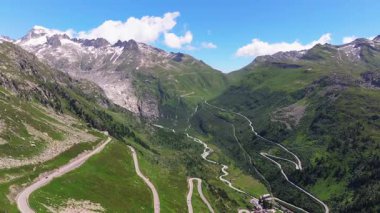 Güzel dolambaçlı yol, İsviçre Alplerindeki Furkapass 'a giden yolun havadan görünüşü, Kanton Wallis, dağ yolu. Rhone Buzulu 'nun buzsuz yatağı, Alp Panoraması, İsviçre manzarası.