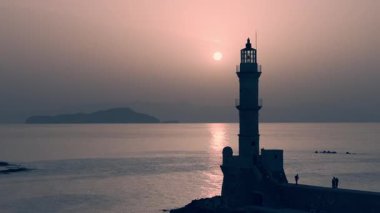 Geceleri Chania kasabası, Deniz feneri, İHA çekimi, Girit, Yunanistan, Chania 'nın muhteşem deniz feneri, Güzel Eski Şehir, Yunanistan ve en güzel manzaralı yerleri ile havadan görünüşü - eski güzel kasaba manzarası 