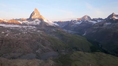 Matterhorn Dağı Tepesi 'nin Doğal Manzarası. İsviçre Alplerinin Doğa Manzaraları, Avrupa Seyahat Tatili, Matterhorn Tepesi İsviçre 'nin Zermatt kentindeki Stellisee Gölü' ne yansıdı. 
