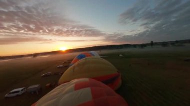 Kyiv, Ukrayna - 05.23.2021: İnsanlarla açık havada sıcak hava balonları. Hava manzaralı arka planda renkli balonlar. Yaz tatili. Sıcak hava balonu sabah uçuyor..