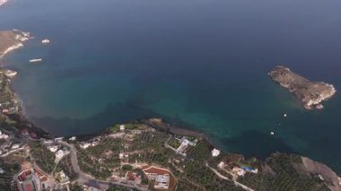 Girit adasındaki gökyüzü manzarası masmavi suyla, Yunanistan, Avrupa, Girit 'in güneyinde güzel, egzotik bir ada, inanılmaz Altın Sahili, adanın en güzel ve en iyi plajları