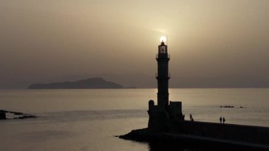Geceleri Chania kasabası, Deniz feneri, İHA çekimi, Girit, Yunanistan, Chania 'nın muhteşem deniz feneri, Güzel Eski Şehir, Yunanistan ve en güzel manzaralı yerleri ile havadan görünüşü - eski güzel kasaba manzarası 