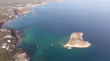 Girit adasındaki gökyüzü manzarası masmavi suyla, Yunanistan, Avrupa, Girit 'in güneyinde güzel, egzotik bir ada, inanılmaz Altın Sahili, adanın en güzel ve en iyi plajları