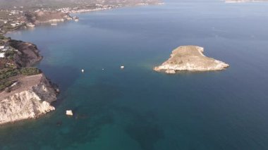 Girit adasındaki gökyüzü manzarası masmavi suyla, Yunanistan, Avrupa, Girit 'in güneyinde güzel, egzotik bir ada, inanılmaz Altın Sahili, adanın en güzel ve en iyi plajları