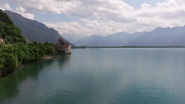 İsviçre Alpleri 'nin sinematik hava aracı görüntüleri. Karla kaplı tepeler, yeşil vadiler ve çarpıcı 4K 'da yakalanmış dramatik dağ manzaraları. Seyahat, doğa ve manzara projeleri için ideal