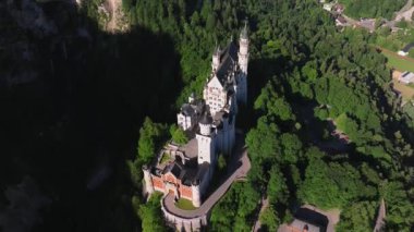 Bavyera Alpleri, Almanya 'daki Neuschwanstein Şatosu, Yaz manzarası - Bavyera Alpleri' ndeki ünlü turistik cazibe manzarası - 19. yüzyıl Neuschwanstein şatosu yeşil dağlar arasında. 