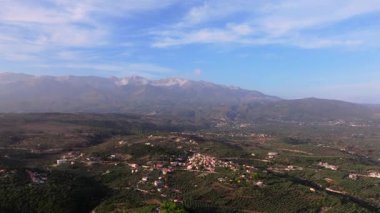 Girit adasındaki gökyüzü manzarası masmavi suyla, Yunanistan, Avrupa, Girit 'in güneyinde güzel, egzotik bir ada, inanılmaz Altın Sahili, adanın en güzel ve en iyi plajları