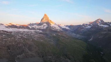 Matterhorn Dağı Tepesi 'nin Doğal Manzarası. İsviçre Alplerinin Doğa Manzaraları, Avrupa Seyahat Tatili, Matterhorn Tepesi İsviçre 'nin Zermatt kentindeki Stellisee Gölü' ne yansıdı. 