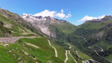 Güzel dolambaçlı yol, İsviçre Alplerindeki Furkapass 'a giden yolun havadan görünüşü, Kanton Wallis, dağ yolu. Rhone Buzulu 'nun buzsuz yatağı, Alp Panoraması, İsviçre manzarası.