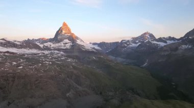 Matterhorn Dağı Tepesi 'nin Doğal Manzarası. İsviçre Alplerinin Doğa Manzaraları, Avrupa Seyahat Tatili, Matterhorn Tepesi İsviçre 'nin Zermatt kentindeki Stellisee Gölü' ne yansıdı. 