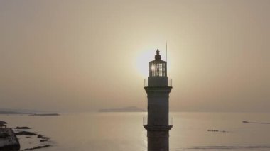 Geceleri Chania kasabası, Deniz feneri, İHA çekimi, Girit, Yunanistan, Chania 'nın muhteşem deniz feneri, Güzel Eski Şehir, Yunanistan ve en güzel manzaralı yerleri ile havadan görünüşü - eski güzel kasaba manzarası 
