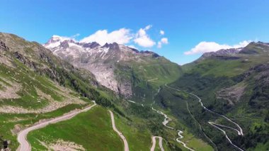 Güzel dolambaçlı yol, İsviçre Alplerindeki Furkapass 'a giden yolun havadan görünüşü, Kanton Wallis, dağ yolu. Rhone Buzulu 'nun buzsuz yatağı, Alp Panoraması, İsviçre manzarası.