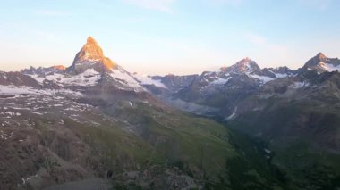Matterhorn Dağı Tepesi 'nin Doğal Manzarası. İsviçre Alplerinin Doğa Manzaraları, Avrupa Seyahat Tatili, Matterhorn Tepesi İsviçre 'nin Zermatt kentindeki Stellisee Gölü' ne yansıdı. 