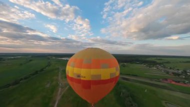 Kyiv, Ukrayna - 05.23.2021: İnsanlarla açık havada sıcak hava balonları. Hava manzaralı arka planda renkli balonlar. Yaz tatili. Sıcak hava balonu sabah uçuyor..
