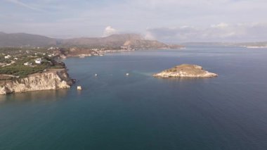 Girit adasındaki gökyüzü manzarası masmavi suyla, Yunanistan, Avrupa, Girit 'in güneyinde güzel, egzotik bir ada, inanılmaz Altın Sahili, adanın en güzel ve en iyi plajları