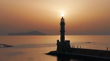 Geceleri Chania kasabası, Deniz feneri, İHA çekimi, Girit, Yunanistan, Chania 'nın muhteşem deniz feneri, Güzel Eski Şehir, Yunanistan ve en güzel manzaralı yerleri ile havadan görünüşü - eski güzel kasaba manzarası 
