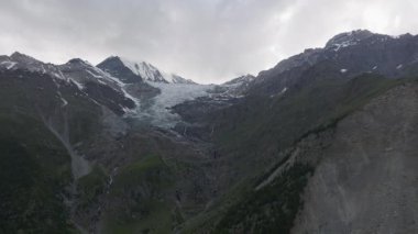 İsviçre Alpleri 'nin sinematik hava aracı görüntüleri. Karla kaplı tepeler, yeşil vadiler ve çarpıcı 4K 'da yakalanmış dramatik dağ manzaraları. Seyahat, doğa ve manzara projeleri için ideal
