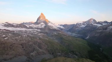 Matterhorn Dağı Tepesi 'nin Doğal Manzarası. İsviçre Alplerinin Doğa Manzaraları, Avrupa Seyahat Tatili, Matterhorn Tepesi İsviçre 'nin Zermatt kentindeki Stellisee Gölü' ne yansıdı. 