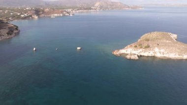 Girit adasındaki gökyüzü manzarası masmavi suyla, Yunanistan, Avrupa, Girit 'in güneyinde güzel, egzotik bir ada, inanılmaz Altın Sahili, adanın en güzel ve en iyi plajları