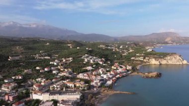 Girit adasındaki gökyüzü manzarası masmavi suyla, Yunanistan, Avrupa, Girit 'in güneyinde güzel, egzotik bir ada, inanılmaz Altın Sahili, adanın en güzel ve en iyi plajları