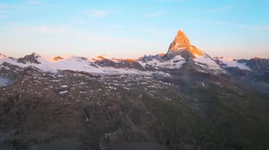 Matterhorn Dağı Tepesi 'nin Doğal Manzarası. İsviçre Alplerinin Doğa Manzaraları, Avrupa Seyahat Tatili, Matterhorn Tepesi İsviçre 'nin Zermatt kentindeki Stellisee Gölü' ne yansıdı. 
