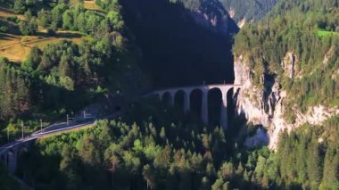 UNESCO tarafından korunan hava manzaralı Landwasser Viaduct gezegeni. İsviçre 'nin İsviçre Alplerindeki Viyadük demiryolu manzaralı rotası, ünlü köprü. Bernina bölgesinden Rhaetian Demiryolu bölümü.