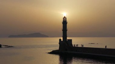 Geceleri Chania kasabası, Deniz feneri, İHA çekimi, Girit, Yunanistan, Chania 'nın muhteşem deniz feneri, Güzel Eski Şehir, Yunanistan ve en güzel manzaralı yerleri ile havadan görünüşü - eski güzel kasaba manzarası 