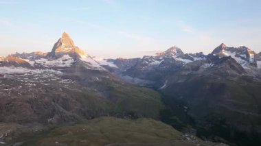 Matterhorn Dağı Tepesi 'nin Doğal Manzarası. İsviçre Alplerinin Doğa Manzaraları, Avrupa Seyahat Tatili, Matterhorn Tepesi İsviçre 'nin Zermatt kentindeki Stellisee Gölü' ne yansıdı. 