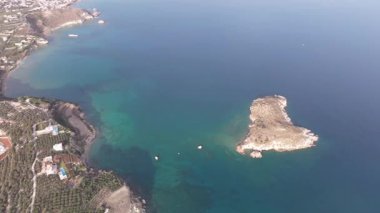 Girit adasındaki gökyüzü manzarası masmavi suyla, Yunanistan, Avrupa, Girit 'in güneyinde güzel, egzotik bir ada, inanılmaz Altın Sahili, adanın en güzel ve en iyi plajları