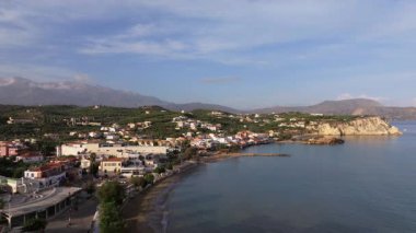 Girit adasındaki gökyüzü manzarası masmavi suyla, Yunanistan, Avrupa, Girit 'in güneyinde güzel, egzotik bir ada, inanılmaz Altın Sahili, adanın en güzel ve en iyi plajları