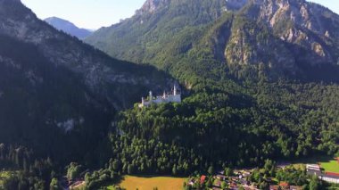 Bavyera Alpleri, Almanya 'daki Neuschwanstein Şatosu, Yaz manzarası - Bavyera Alpleri' ndeki ünlü turistik cazibe manzarası - 19. yüzyıl Neuschwanstein şatosu yeşil dağlar arasında. 